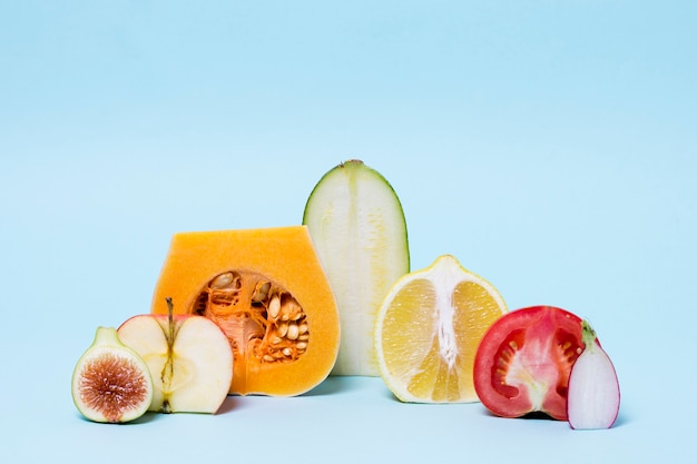 Vue de face de délicieux fruits et légumes