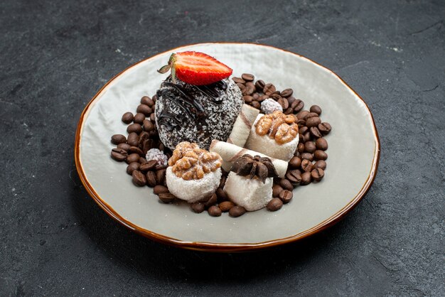 Vue de face délicieux gâteau au chocolat avec des pépites de chocolat sur la surface grise gâteau biscuit biscuit tarte sucrée biscuits