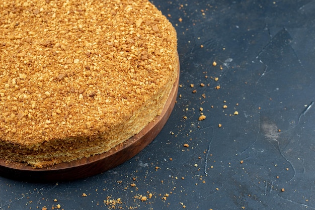 Vue de face délicieux gâteau au miel sur fond sombre pâte gâteau au sucre biscuit sucré cuire thé dessert tarte