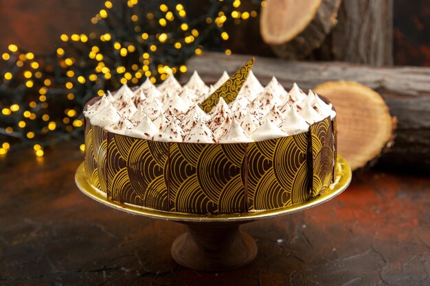 Vue de face délicieux gâteau à la crème sur fond sombre tarte couleur douce photo anniversaire miel sucre thé