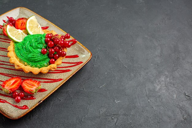 Vue de face délicieux gâteau crémeux aux fraises