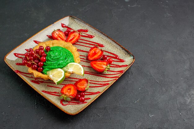 Vue de face délicieux gâteau crémeux aux fraises