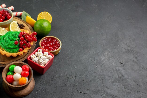 Vue de face délicieux gâteau crémeux aux fruits