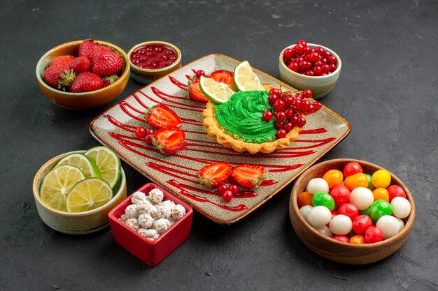 Vue de face délicieux gâteau crémeux aux fruits