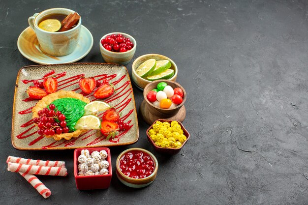 Vue de face délicieux gâteau crémeux aux fruits