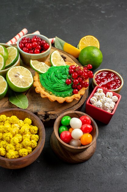 Photo gratuite vue de face délicieux gâteau crémeux aux fruits