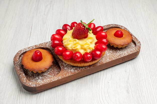 Vue de face délicieux gâteau crémeux avec des gâteaux sur un bureau blanc biscuit gâteau biscuit thé