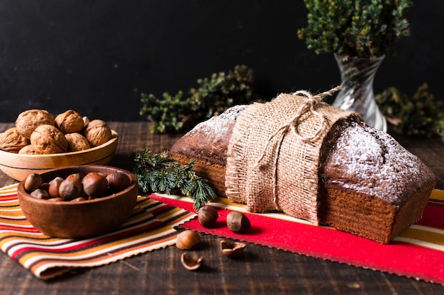 Vue de face délicieux gâteau fait pour Noël