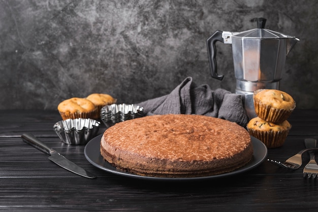 Vue de face délicieux gâteau sur une plaque