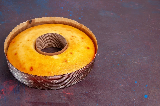 Vue de face délicieux gâteau rond tarte sucrée parfaite pour le thé sur fond sombre tarte sucrée au thé gâteau à la pâte à sucre