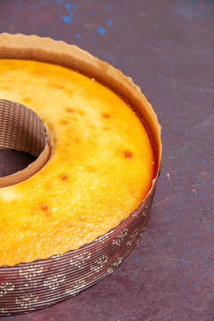 Photo gratuite vue de face délicieux gâteau rond tarte sucrée parfaite pour le thé sur fond sombre thé gâteau à la pâte à tarte biscuit au sucre