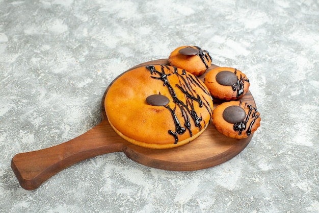 Vue De Face De Délicieux Gâteaux Au Chocolat Et Glaçage Sur Fond Blanc Tarte Aux Biscuits Au Cacao Dessert Gâteau Thé Sucré