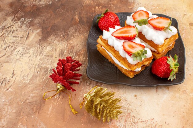 Vue de face de délicieux gâteaux crémeux avec des fruits sur fond clair