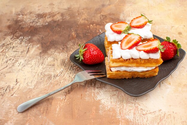 Photo gratuite vue de face de délicieux gâteaux crémeux avec des fruits sur fond clair