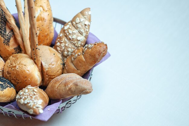 Vue de face de délicieux gâteaux sucrés à l'intérieur de la plaque sur fond clair cuire au sucre pâte à biscuits thé biscuits aux bonbons sucrés