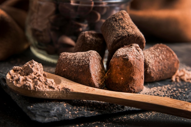 Vue de face délicieux gros plan de collation au chocolat