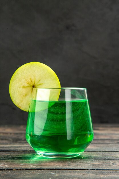 Vue de face d'un délicieux jus naturel frais dans un verre sur fond noir