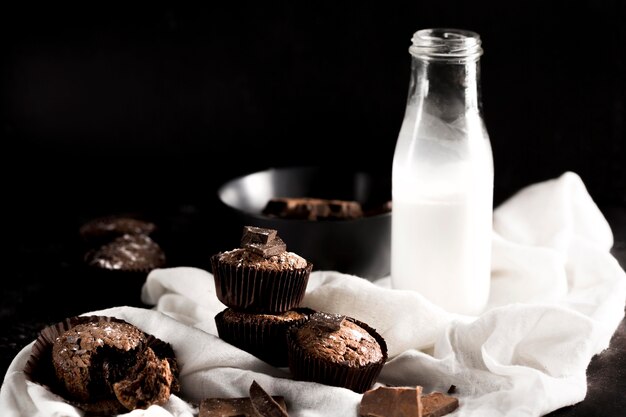 Vue de face de délicieux muffins au chocolat avec espace copie