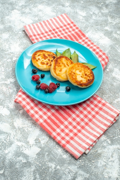 Vue De Face De Délicieux Muffins Aux Baies Sur Un Tableau Blanc