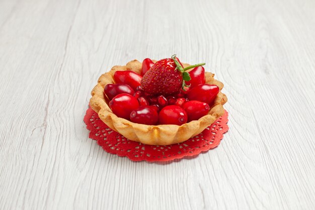 Vue de face délicieux petit gâteau aux fruits sur le bureau blanc biscuit dessert gâteau sucré