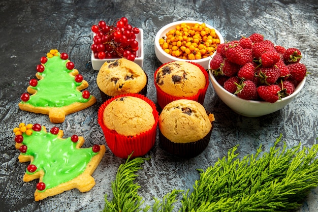 Vue de face de délicieux petits gâteaux avec des baies fraîches