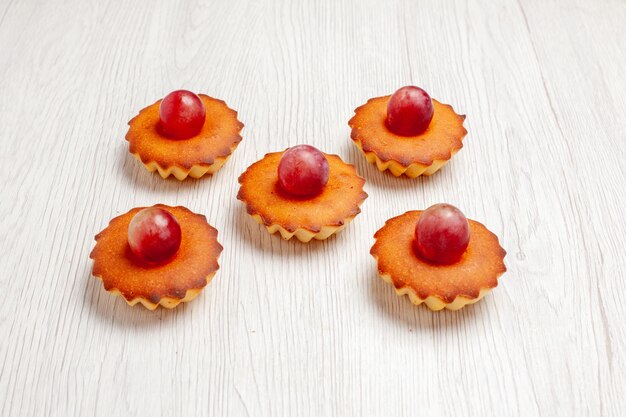 Vue de face de délicieux petits gâteaux pour le thé sur fond blanc dessert biscuit gâteau au thé tarte cookie