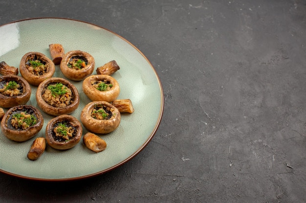 Vue De Face Délicieux Repas De Champignons Cuits Avec Des Légumes Verts Sur Le Plat De Fond Sombre Dîner Repas Cuisson Champignon