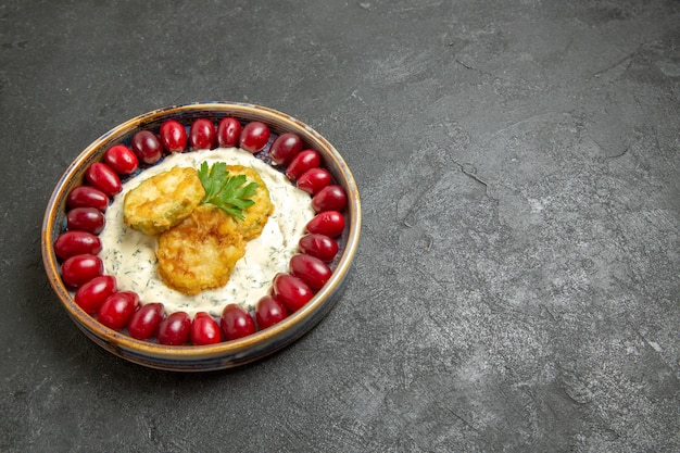 Vue de face délicieux repas de courge avec cornouiller rouge frais sur espace gris