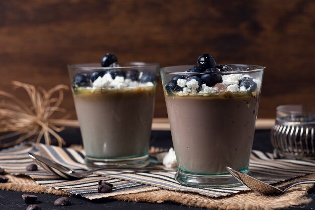 Vue de face délicieux tasses de mousse au chocolat