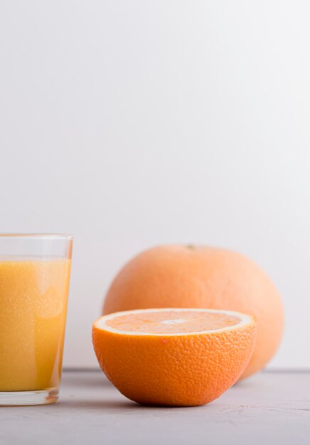 Vue de face demi-orange et smoothie