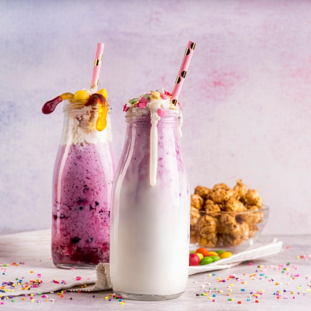 Vue de face des desserts avec des vers gommeux et des paillettes