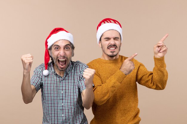 Vue de face deux hommes l'un montrant le geste gagnant l'autre montrant quelque chose avec les yeux fermés sur fond isolé