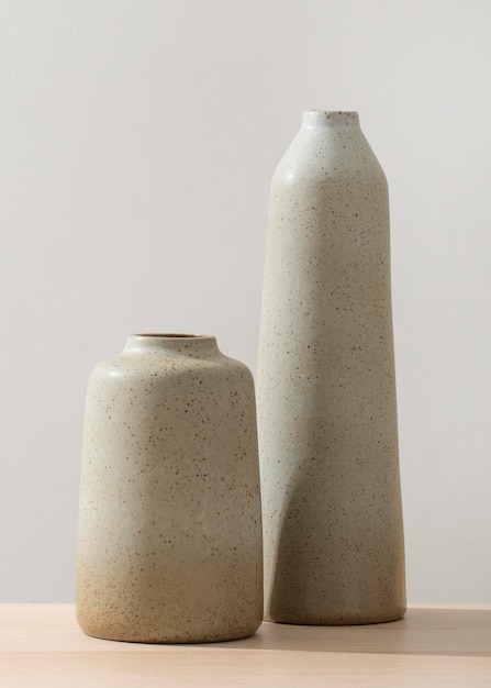 Vue de face de deux vases