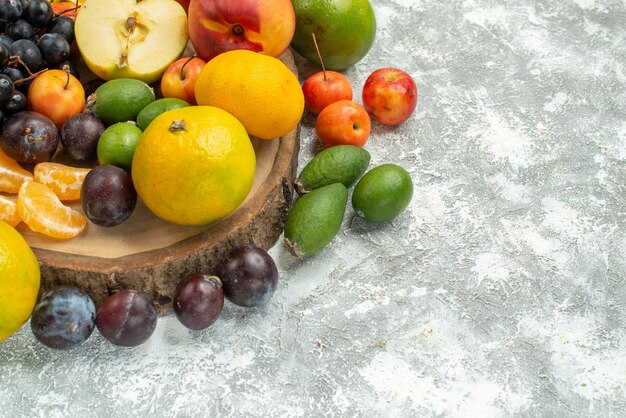 Vue de face différentes compositions de fruits en tranches de fruits frais entiers sur un espace blanc