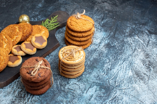 Vue de face différents biscuits savoureux sur une surface claire-foncée