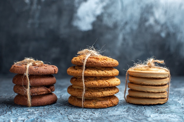 Vue de face différents délicieux biscuits sur fond clair