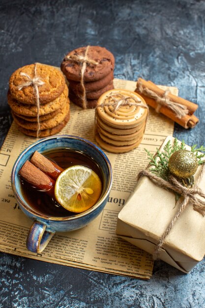 Vue de face différents délicieux biscuits avec une tasse de thé sur fond clair