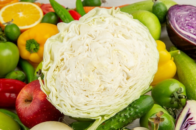 Vue de face différents légumes avec des fruits frais sur le fond blanc régime alimentaire couleur mûre photo salade