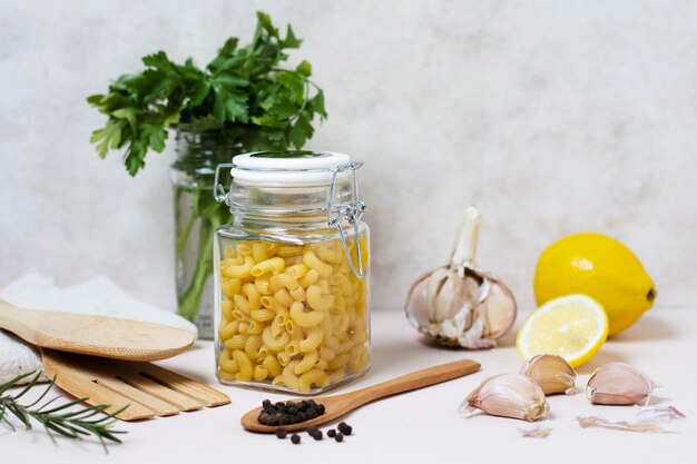 Vue de face de la disposition des aliments pour un esprit sain