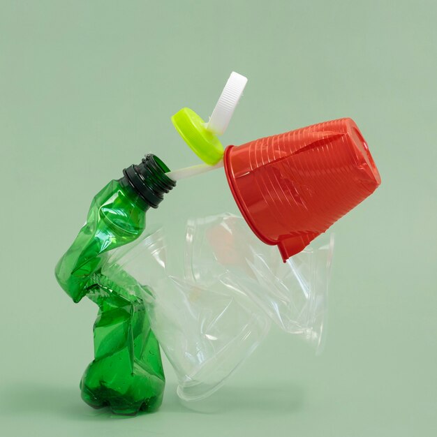 Vue de face Disposition d'éléments en plastique non écologiques