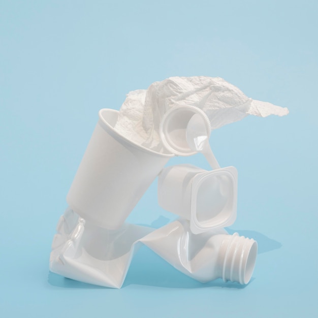 Vue de face Disposition d'éléments en plastique non écologiques