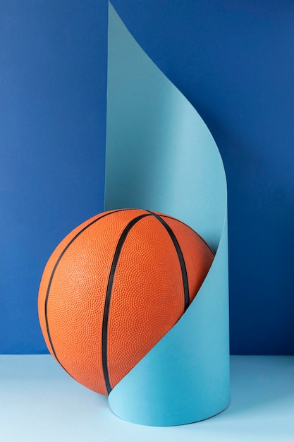 Vue de face du basket-ball avec forme de papier