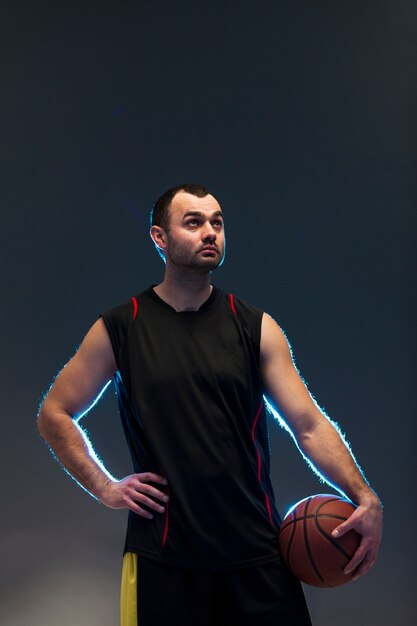 Vue de face du basketteur avec ballon et espace copie