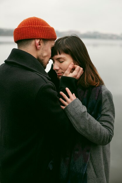 Vue de face du beau couple charmant à l'extérieur