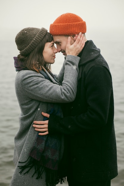 Vue de face du beau couple heureux