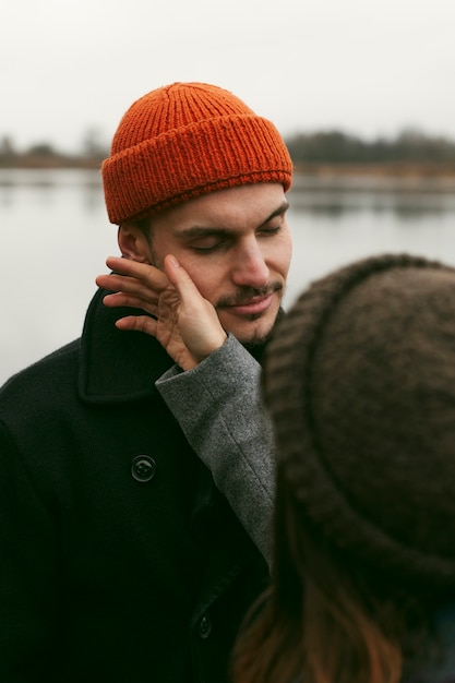 Vue de face du beau couple heureux