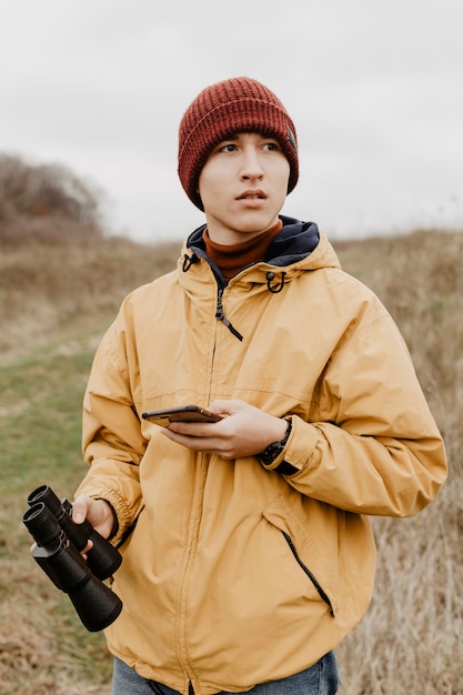 Photo gratuite vue de face du beau voyageur