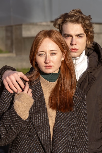 Photo gratuite vue de face du bel homme et belle femme à l'extérieur au soleil