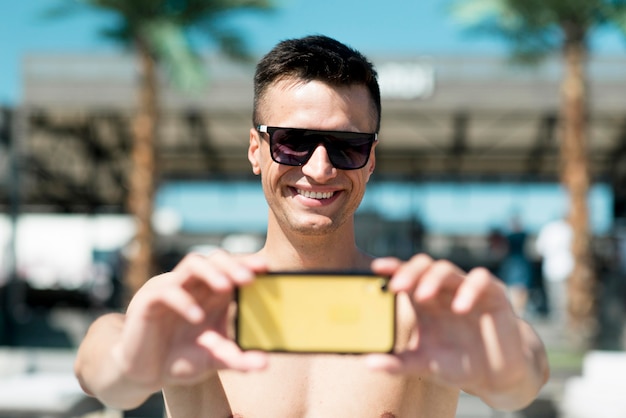 Photo gratuite vue de face du bel homme souriant