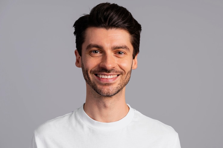 Photo gratuit vue de face du bel homme souriant